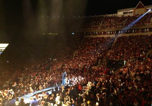 Blake_Shelton_Ten_Times_Crazier_Tour_2013